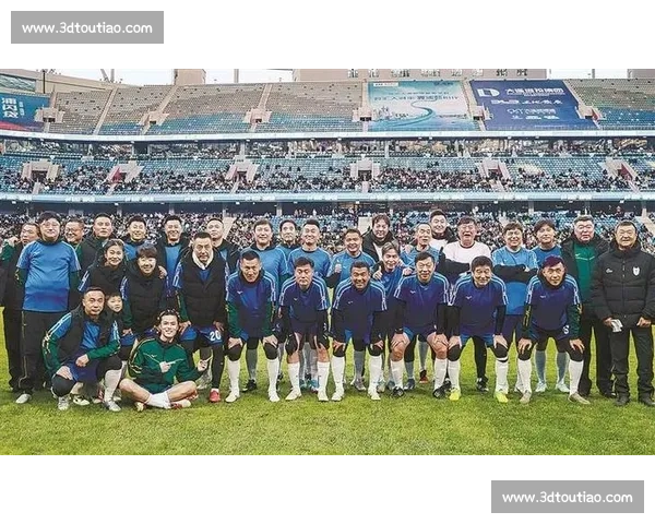 绿茵忆当年!大连名宿 32 香港明星队,齐秦梭鱼湾唱醉冬夜 绿茵忆当年!大连名宿 32 香港明星队,齐秦梭鱼湾唱醉冬夜